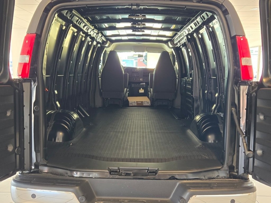 2025 CHEVROLET EXPRESS - Image 8