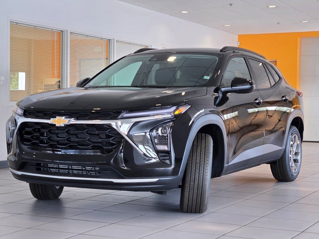 2025 Chevrolet Trax LT photo 2