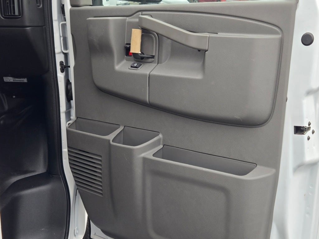2025 Chevrolet Express 3500 Cutaway Van photo 3