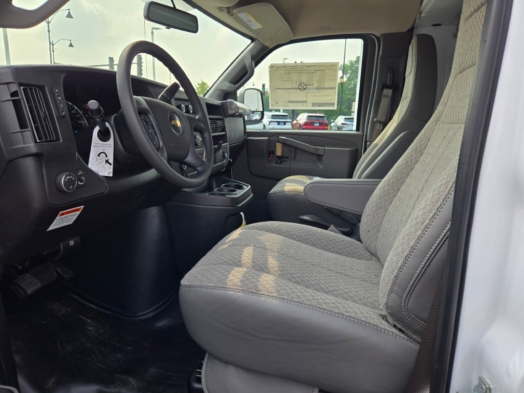 2025 CHEVROLET EXPRESS - Image 17