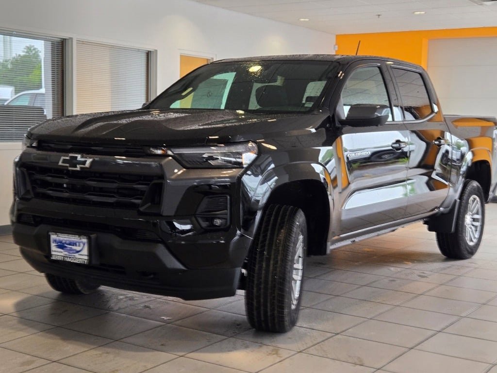 2025 Chevrolet Colorado Work Truck LT photo 3