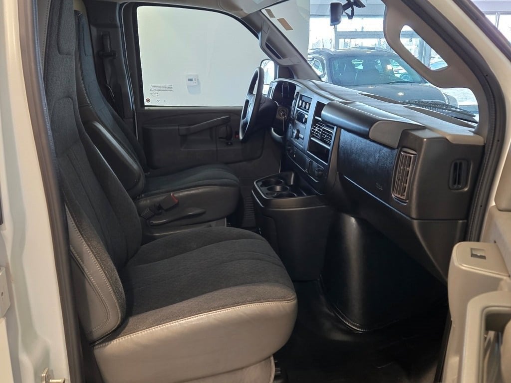 2023 GMC SAVANA - Image 6