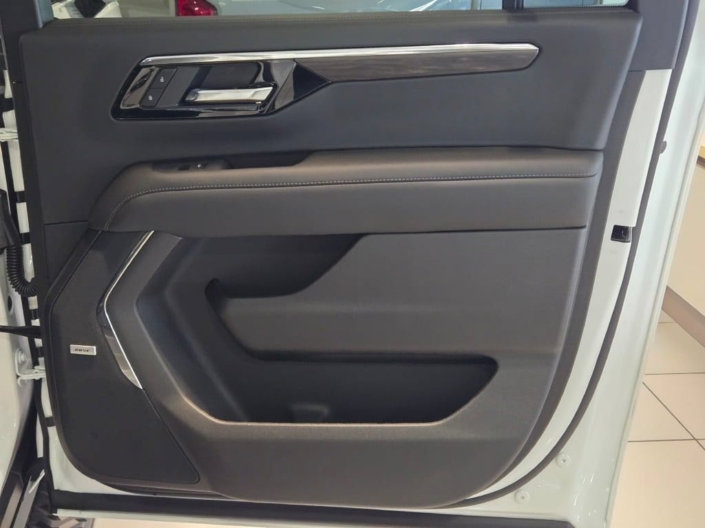 2026 Chevrolet Suburban Z71 - Photo 8