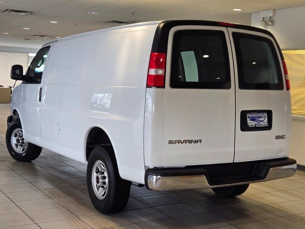 2023 GMC SAVANA - Image 12