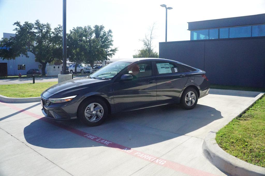 New 2026 Hyundai Elantra SE Sedan