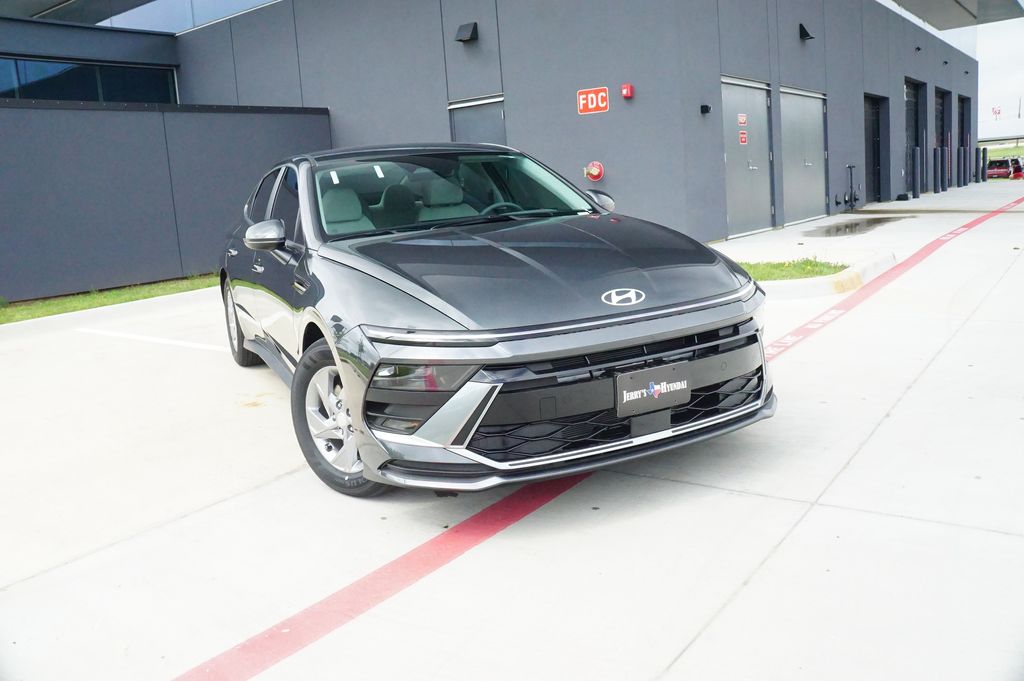 2025 Hyundai Sonata SE's photo