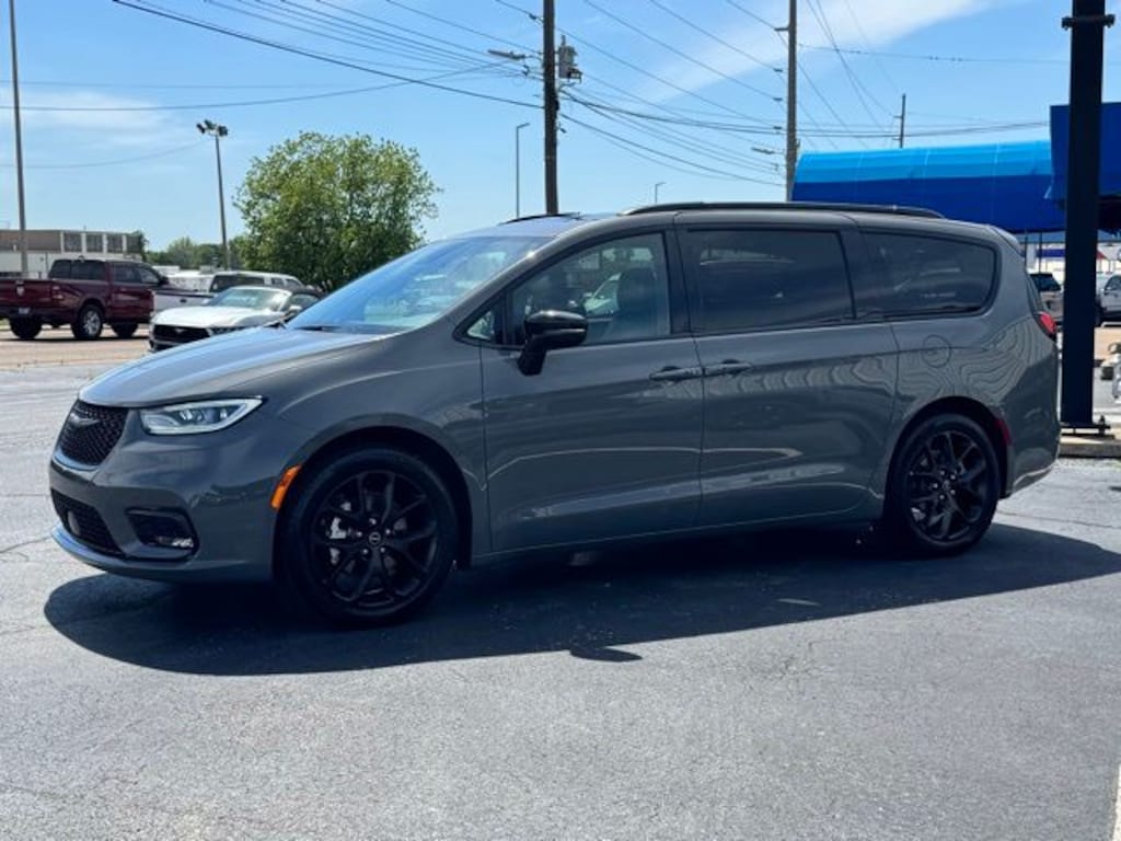 Used 2025 Chrysler Pacifica Limited Minivan/Van