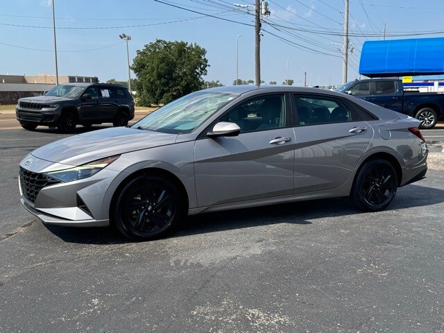 2023 Hyundai Elantra SEL photo 3