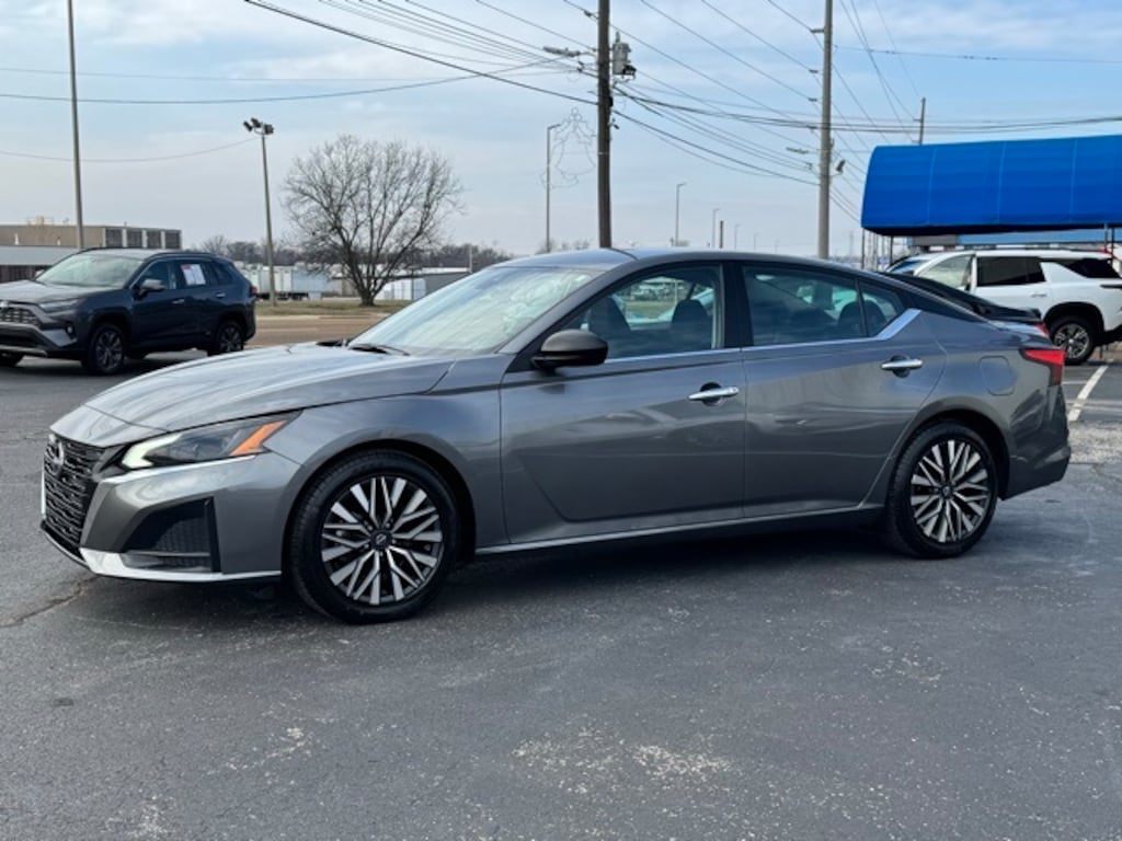 Used 2024 Nissan Altima 2.5 SV Sedan
