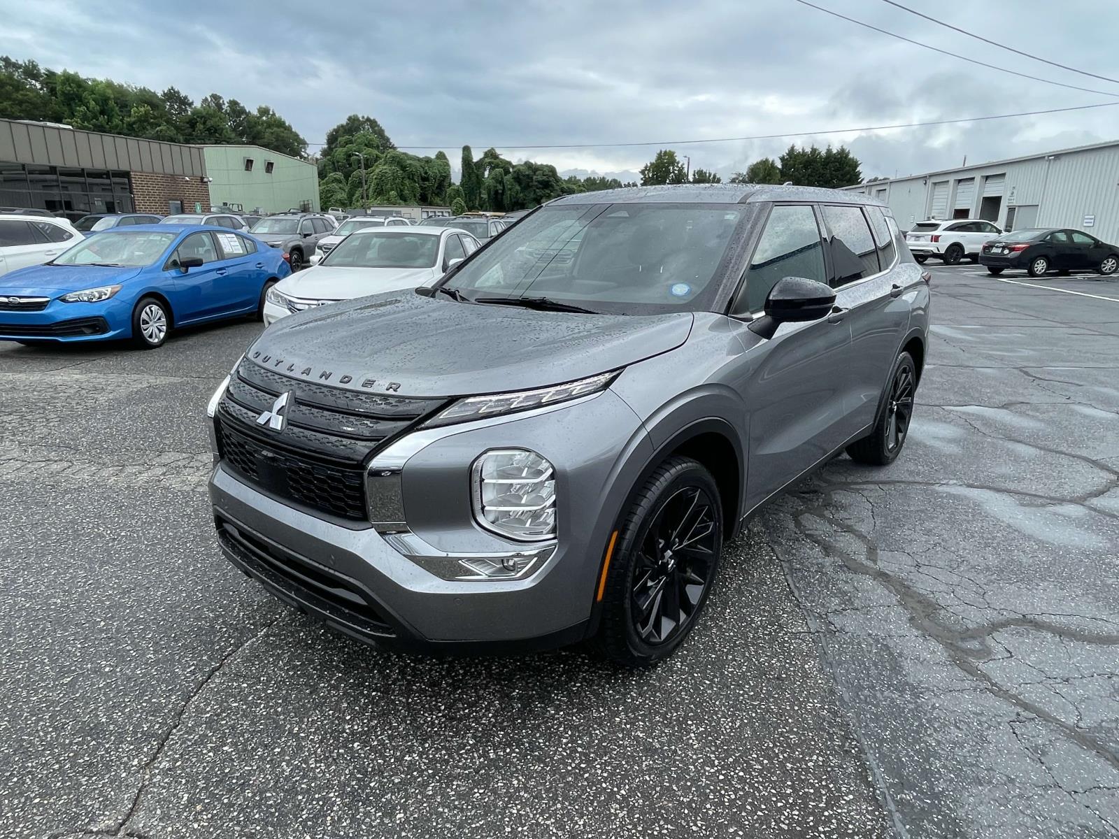 2022 Mitsubishi Outlander Black Edition photo 2