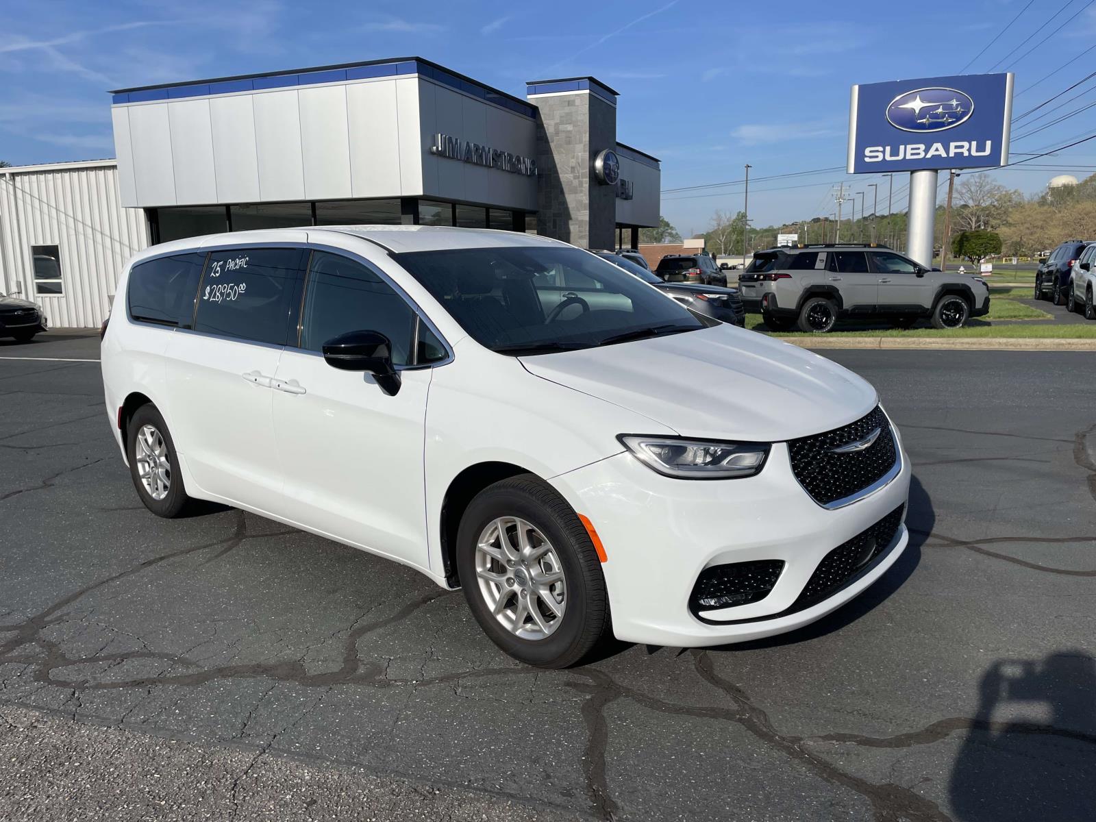 2025 Chrysler Pacifica Select's photo