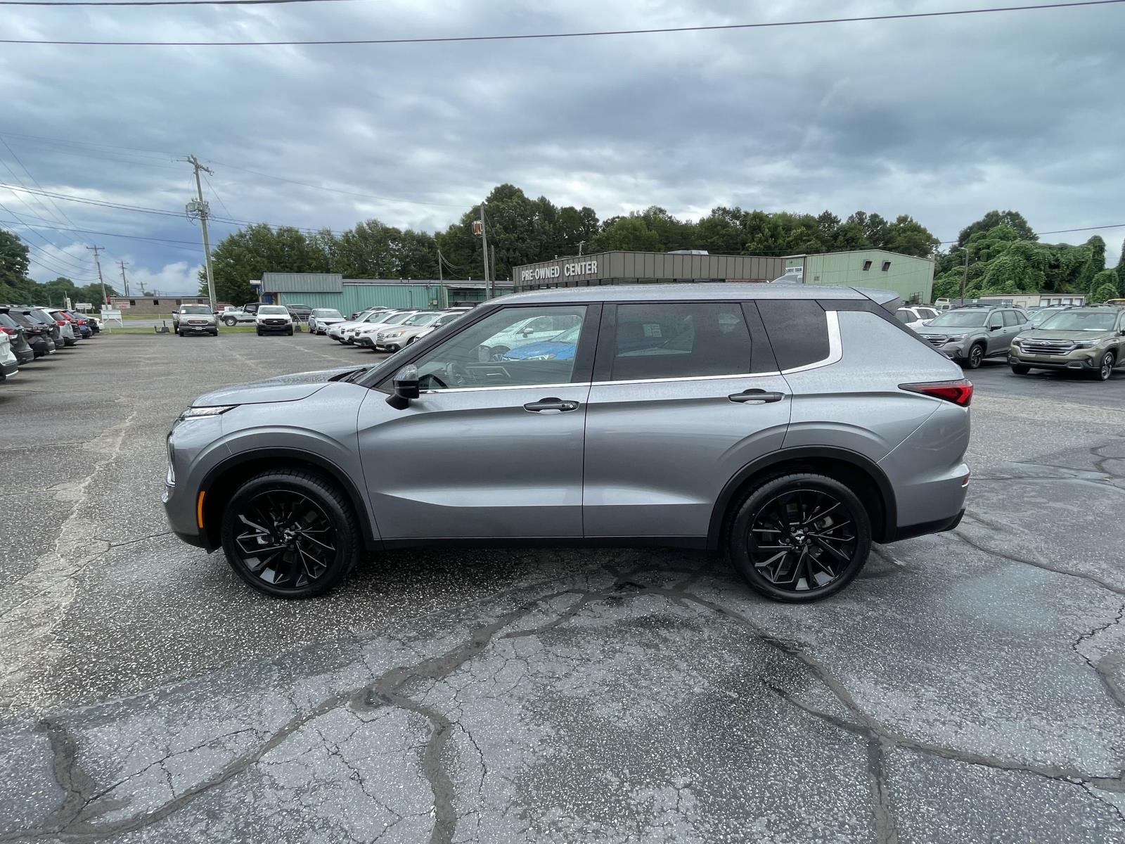 2022 Mitsubishi Outlander Black Edition photo 3