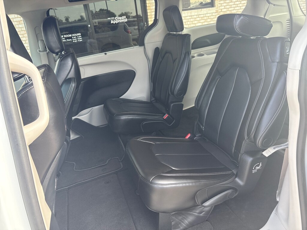 Used 2023 Chrysler Pacifica Touring L