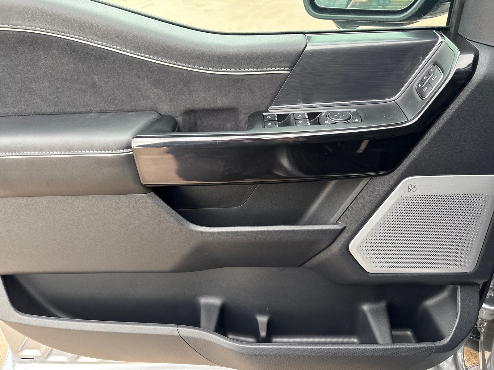2025 Ford F-150 Lightning Platinum - Photo 14
