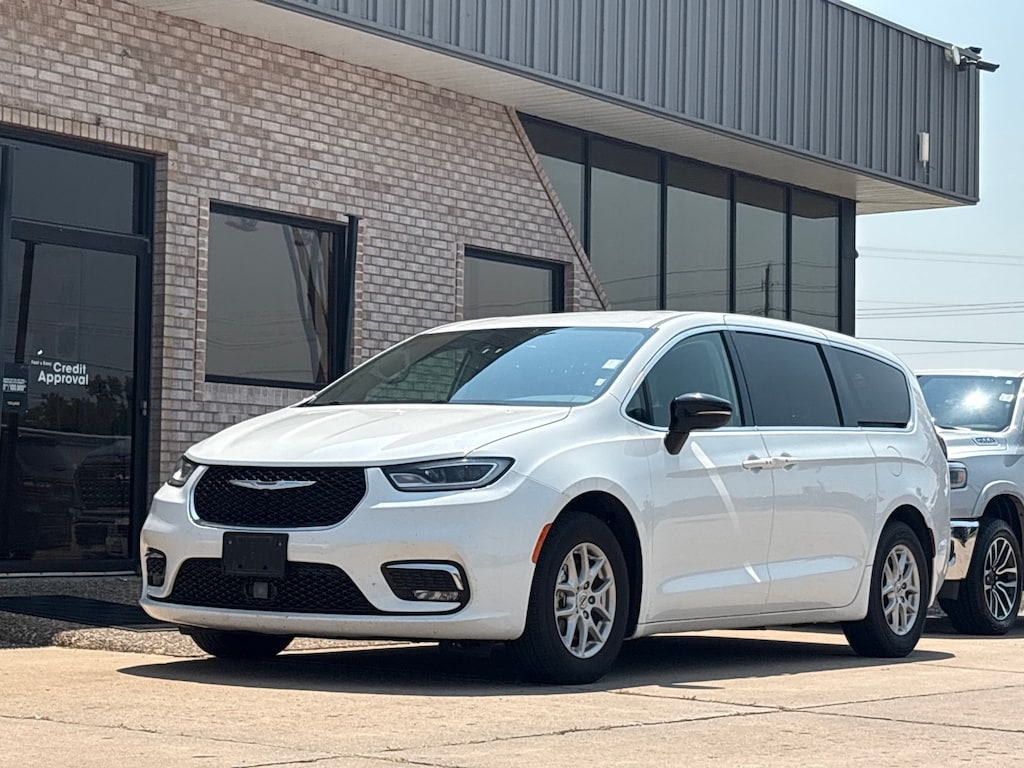Certified 2024 Chrysler Pacifica Touring L
