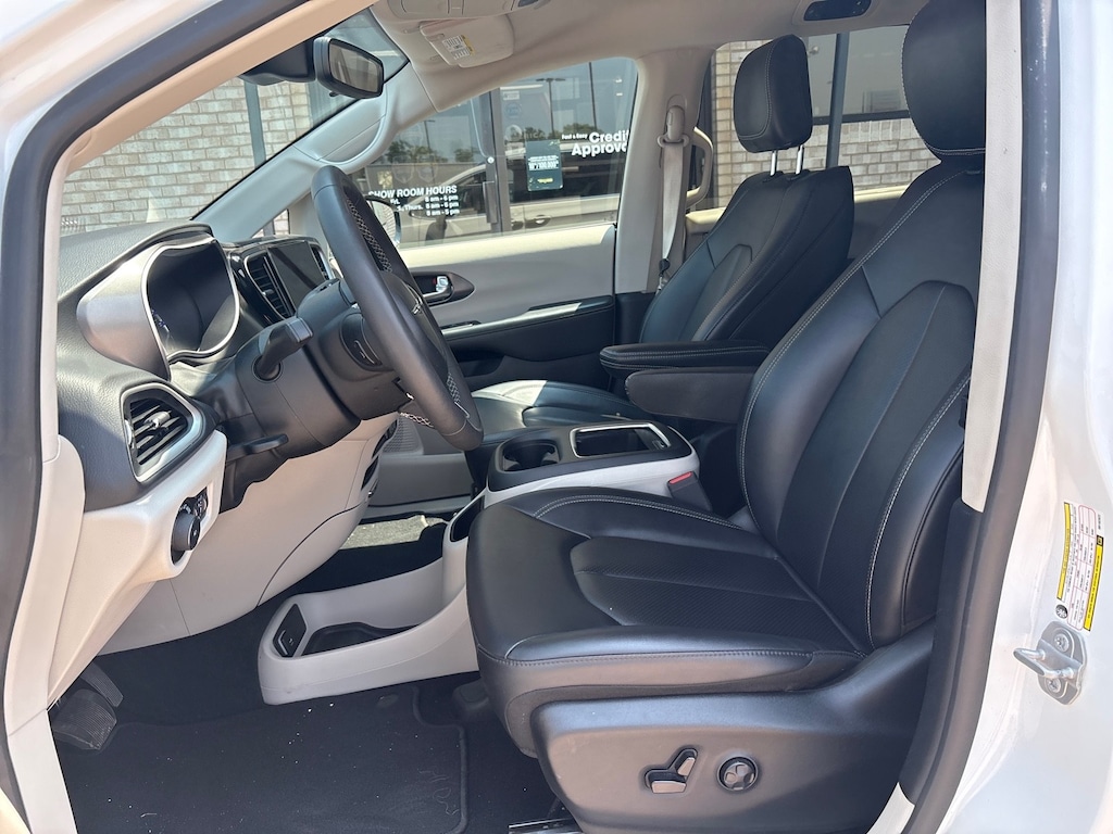 Certified 2024 Chrysler Pacifica Touring L