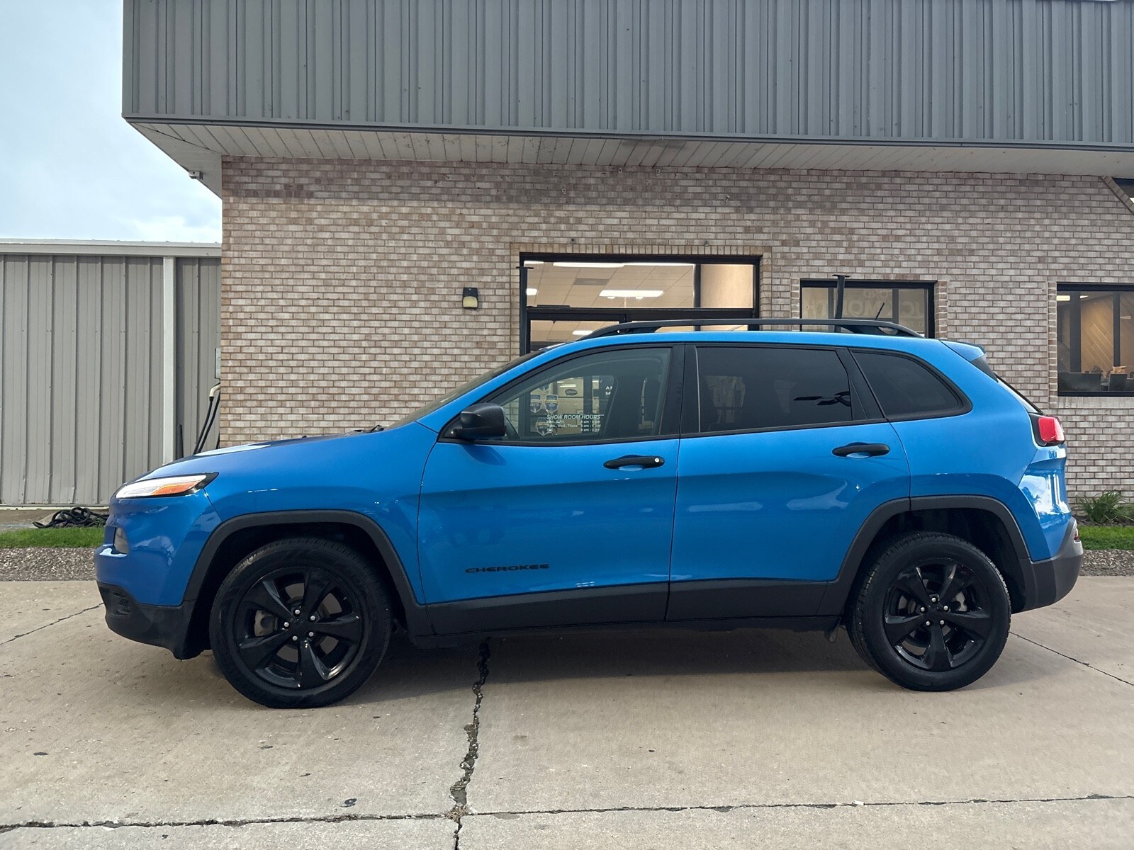 Used 2017 Jeep Cherokee Sport Altitude with VIN 1C4PJLAB2HW652513 for sale in Fort Madison, IA