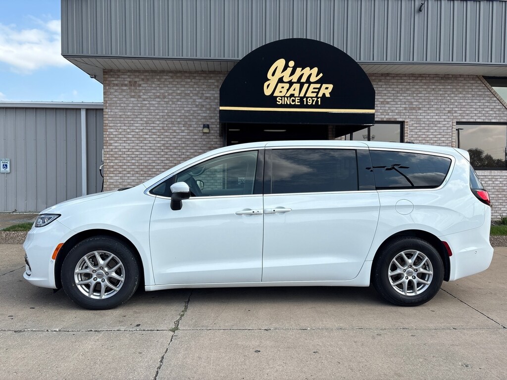 Used 2023 Chrysler Pacifica Touring L