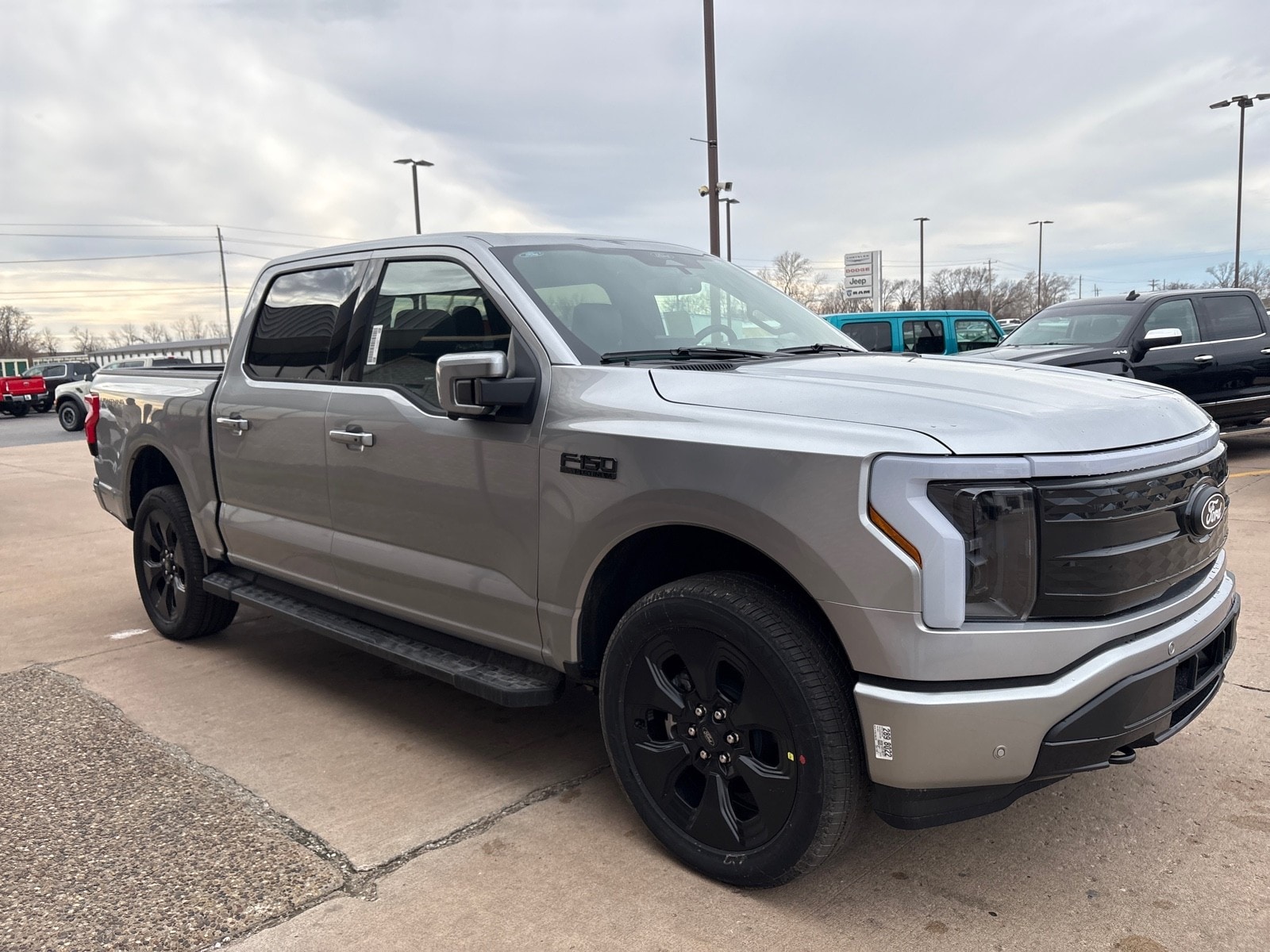 2025 Ford F-150 Lightning Platinum - Photo 8