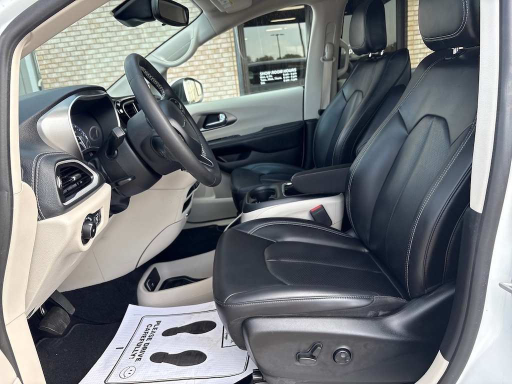 Used 2023 Chrysler Pacifica Touring L