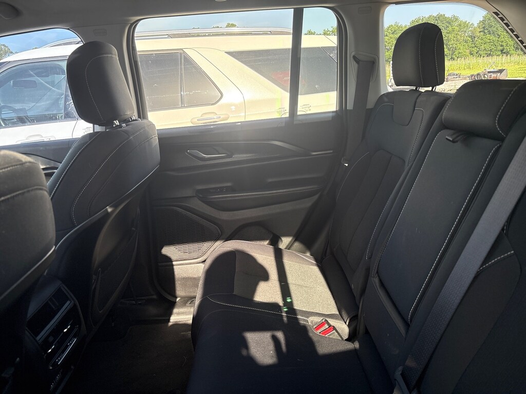 Used 2023 Jeep Grand Cherokee Laredo