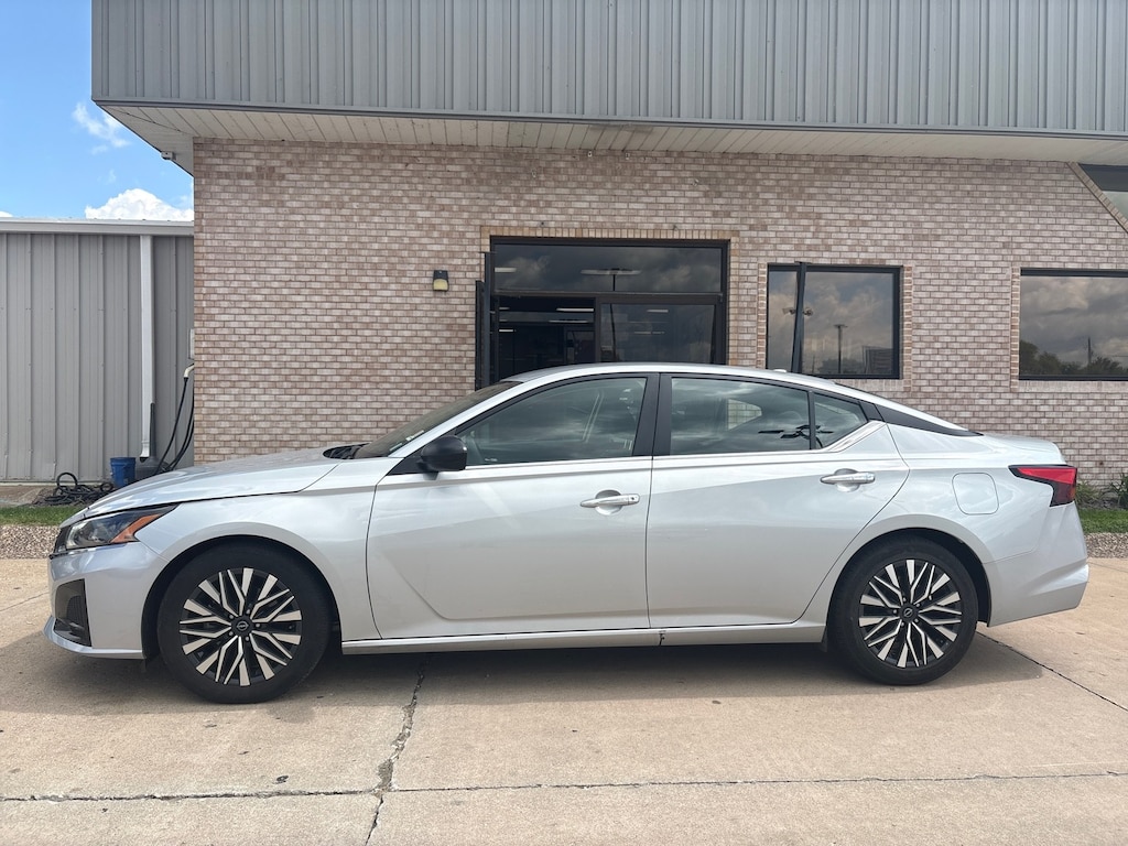 Used 2024 Nissan Altima 2.5 SV Sedan