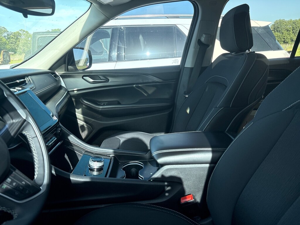 Used 2023 Jeep Grand Cherokee Laredo