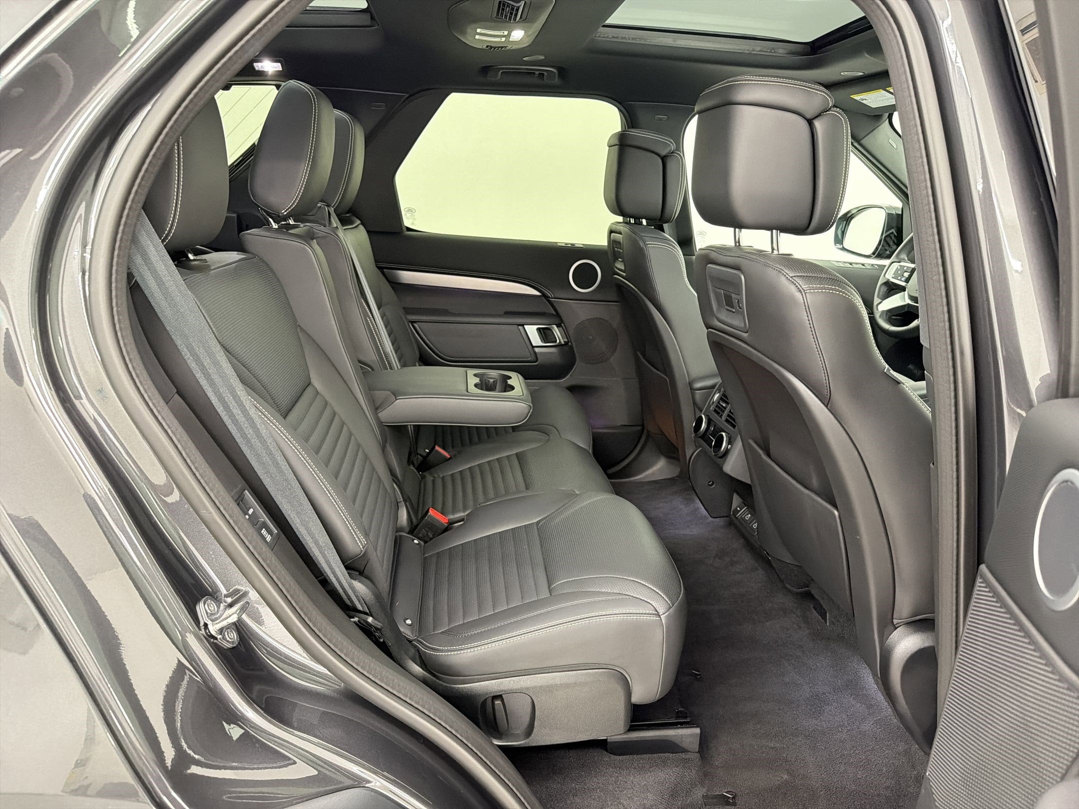 2025 Land Rover Discovery Dynamic SE - Photo 25