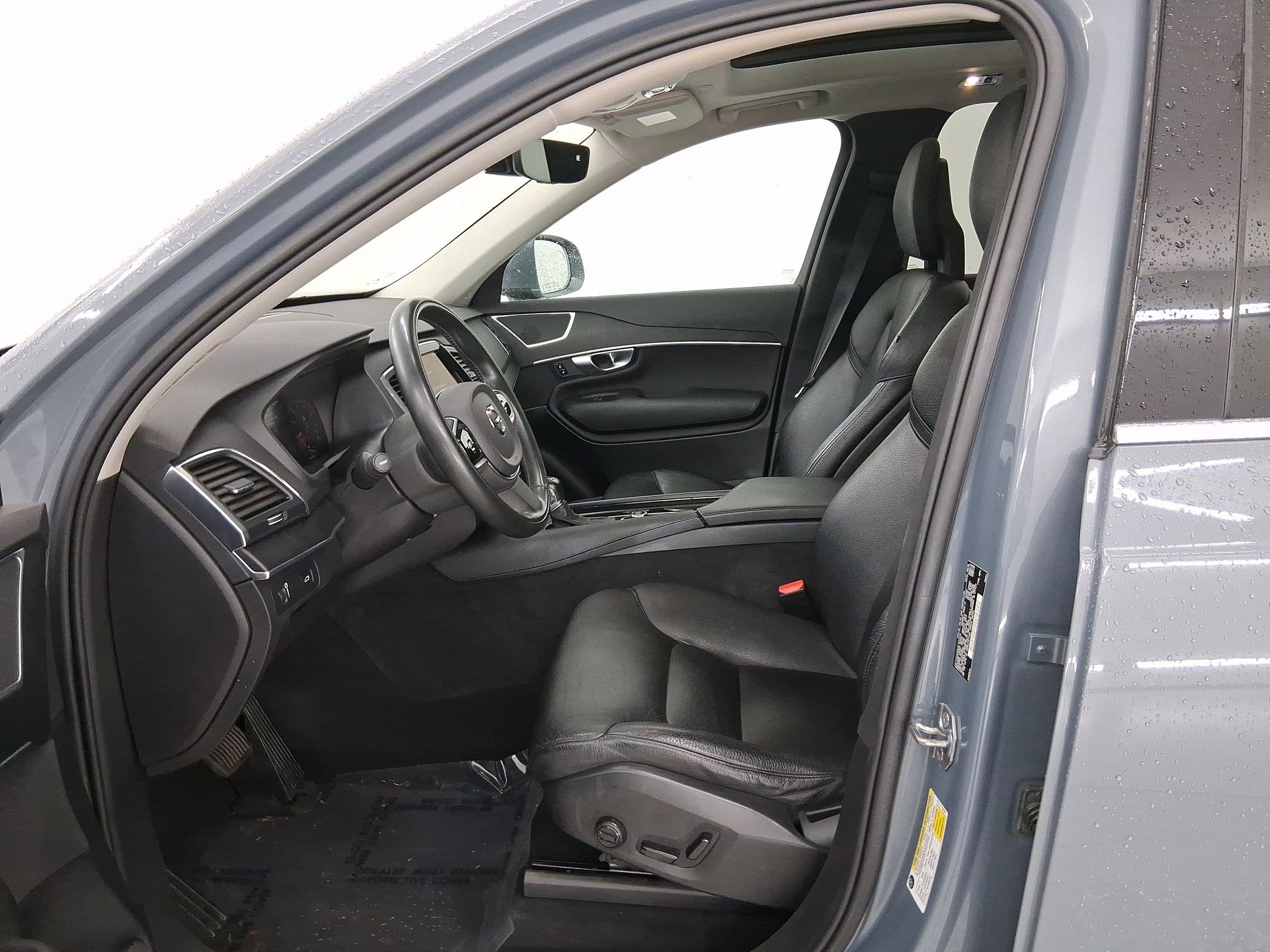 2020 Volvo XC90 T6 Momentum 7 Passenger photo 4