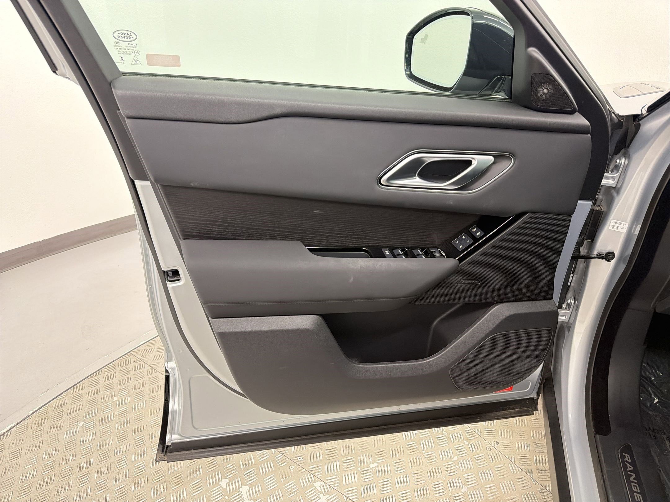 2025 Land Rover Range Rover Velar Dynamic SE - Photo 12