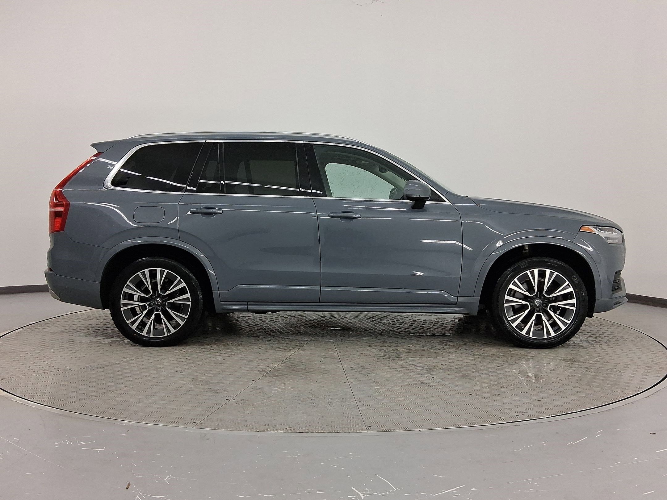 2020 Volvo XC90 T6 Momentum 7 Passenger photo 3