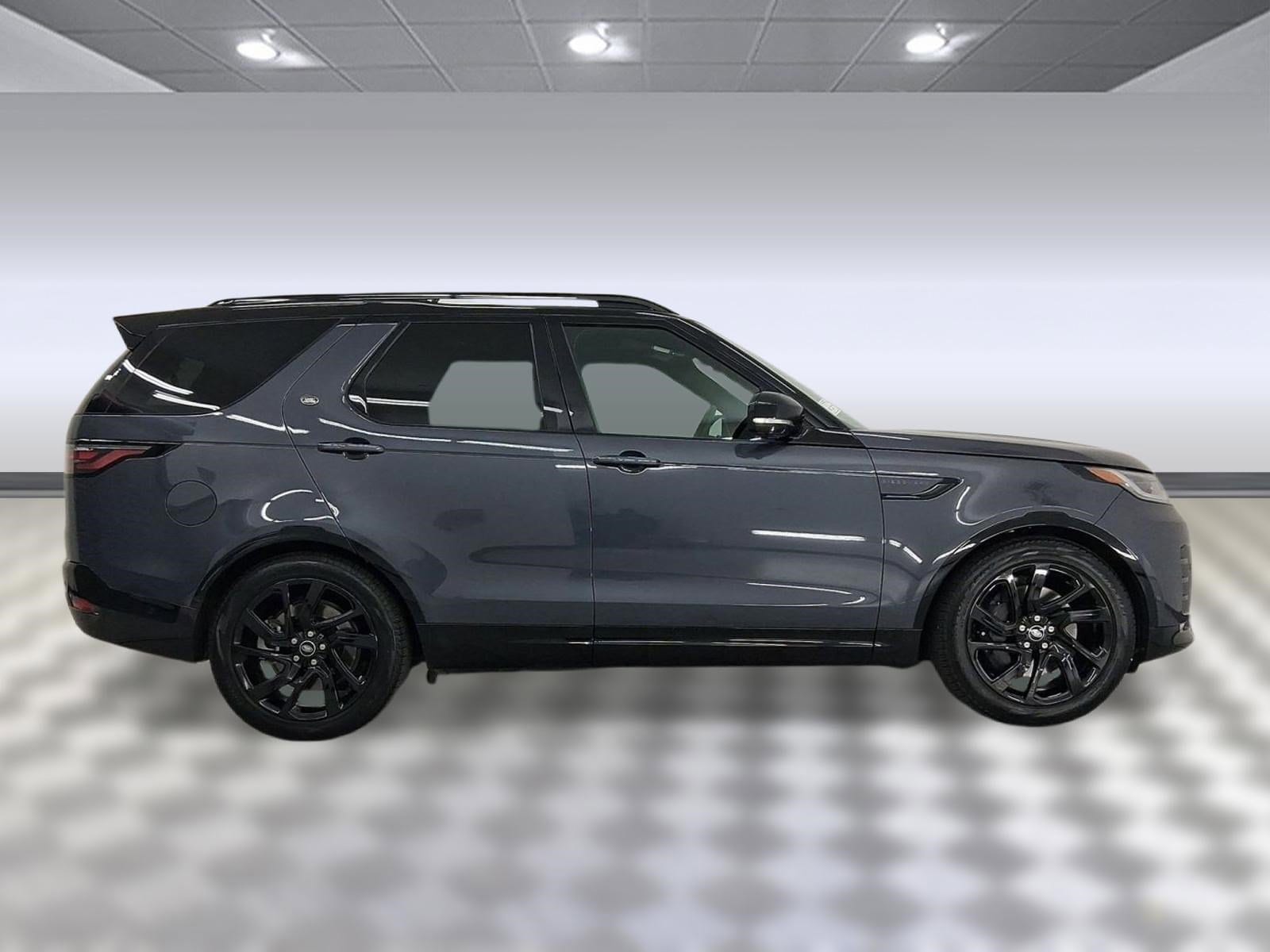 2025 Land Rover Discovery P360 Dynamic SE photo 3