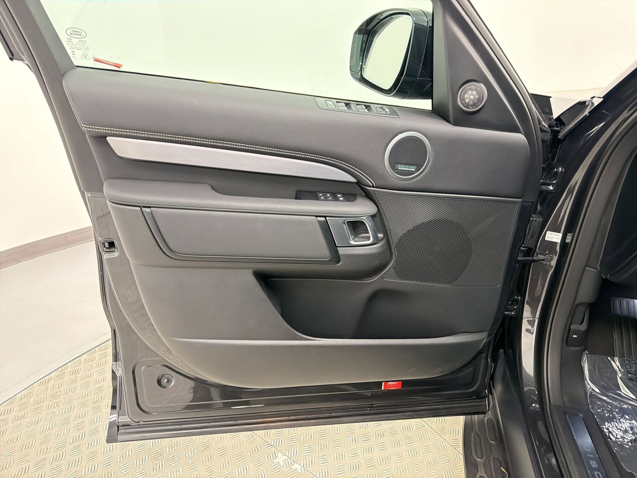 2025 Land Rover Discovery Dynamic SE - Photo 18