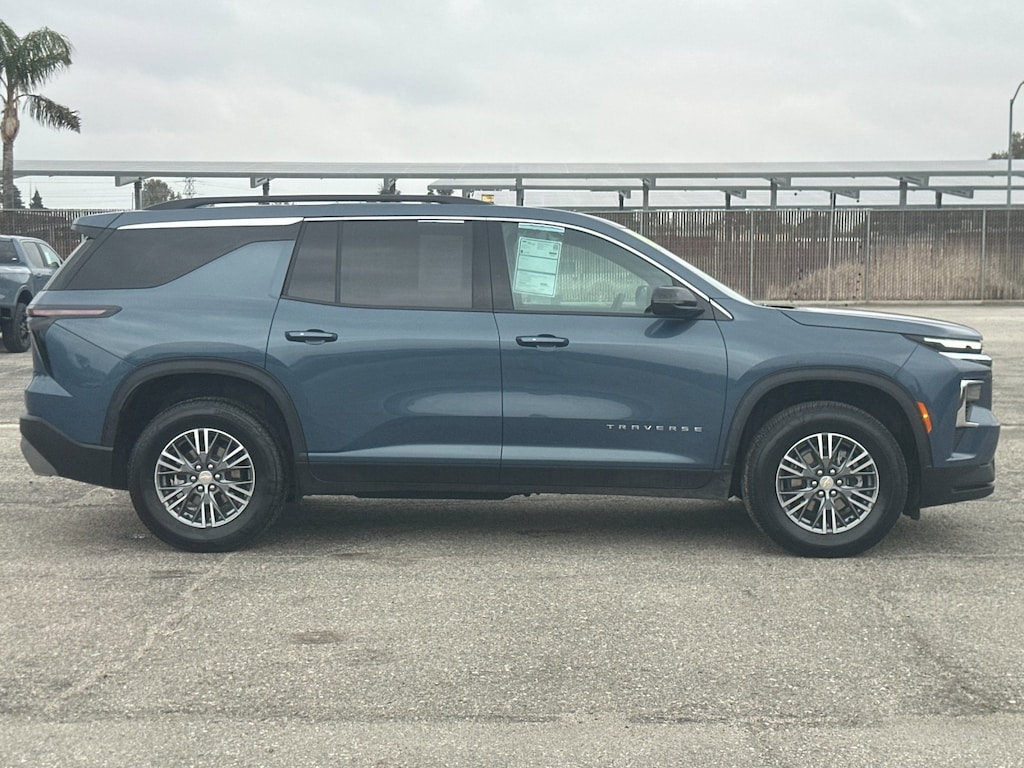Used 2025 Chevrolet Traverse FWD LT SUV