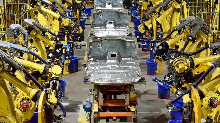 lincoln vehicles on assembly line
