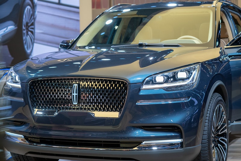 close up of lincoln logo on grille of a lincoln aviator suv