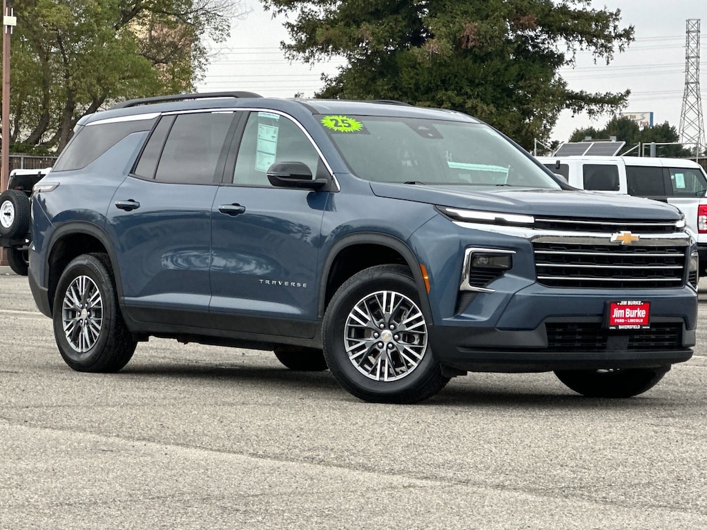 Used 2025 Chevrolet Traverse FWD LT SUV