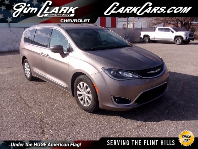 2017 Chrysler Pacifica Touring-L's photo