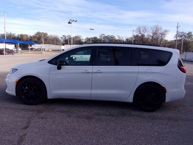 2025 Chrysler Pacifica Limited photo 3