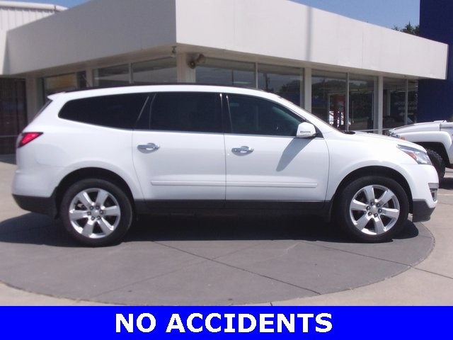 Used 2017 Chevrolet Traverse 1LT with VIN 1GNKRGKDXHJ105407 for sale in Junction City, KS