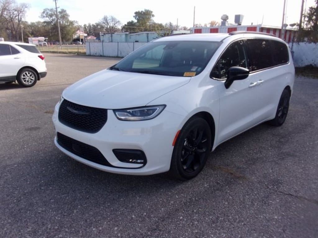 Used 2025 Chrysler Pacifica Limited Minivan/Van