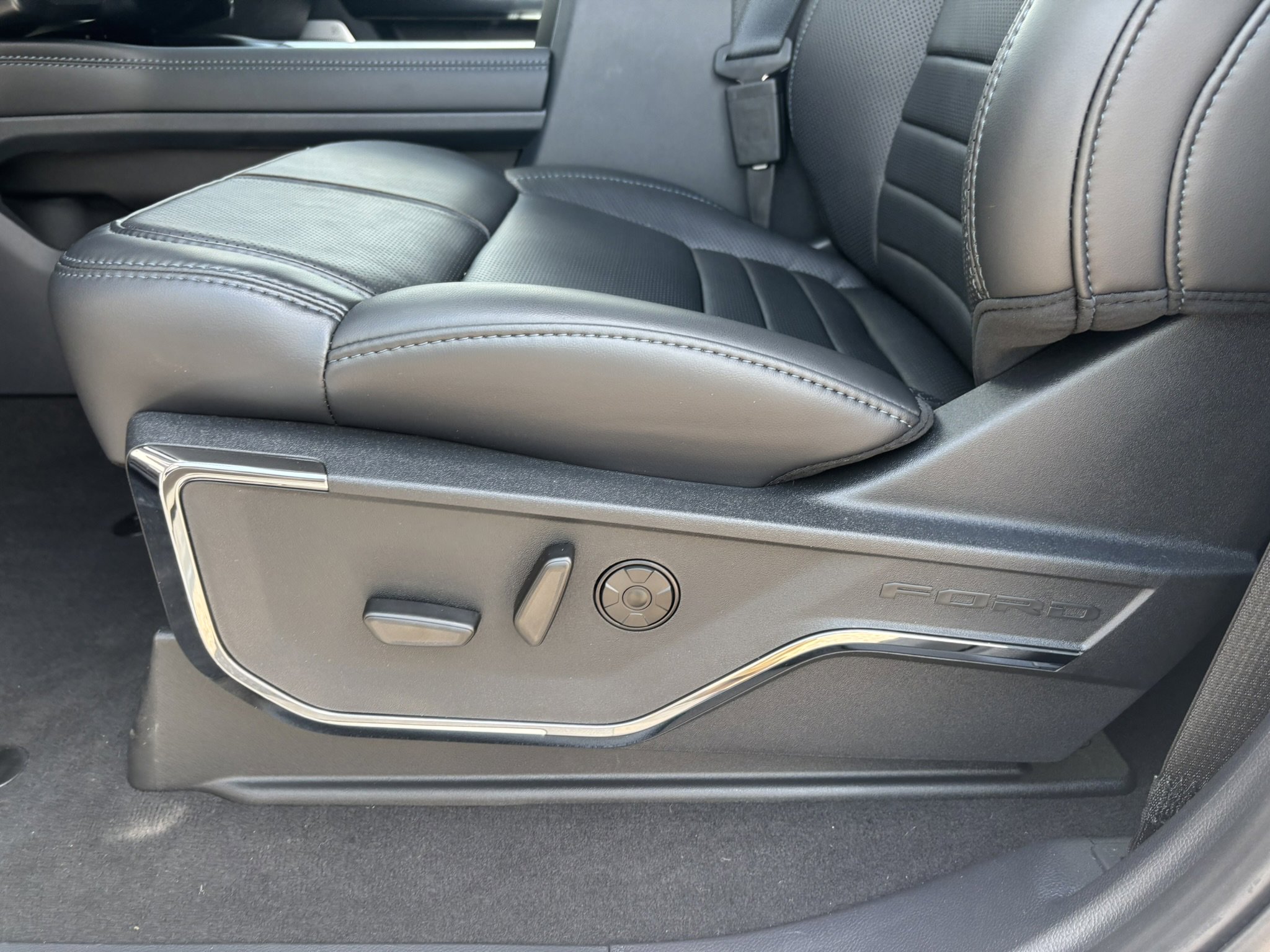 2025 Ford F-250 Super Duty Platinum - Photo 18