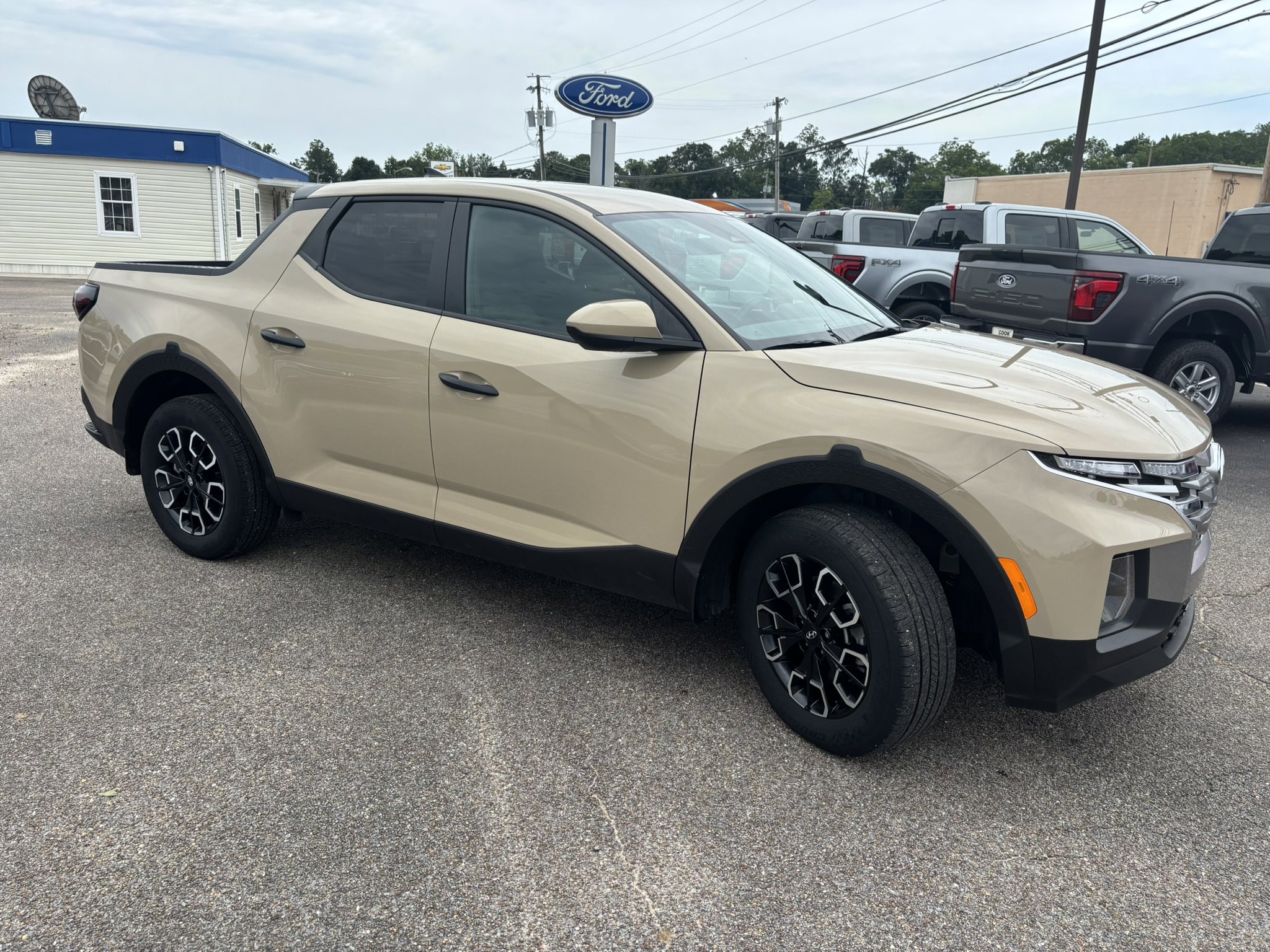 2024 Hyundai Santa Cruz SE photo 3