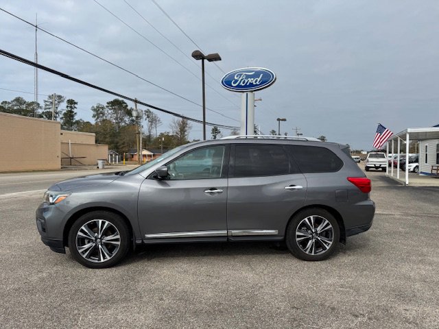 2017 Nissan Pathfinder Platinum's photo