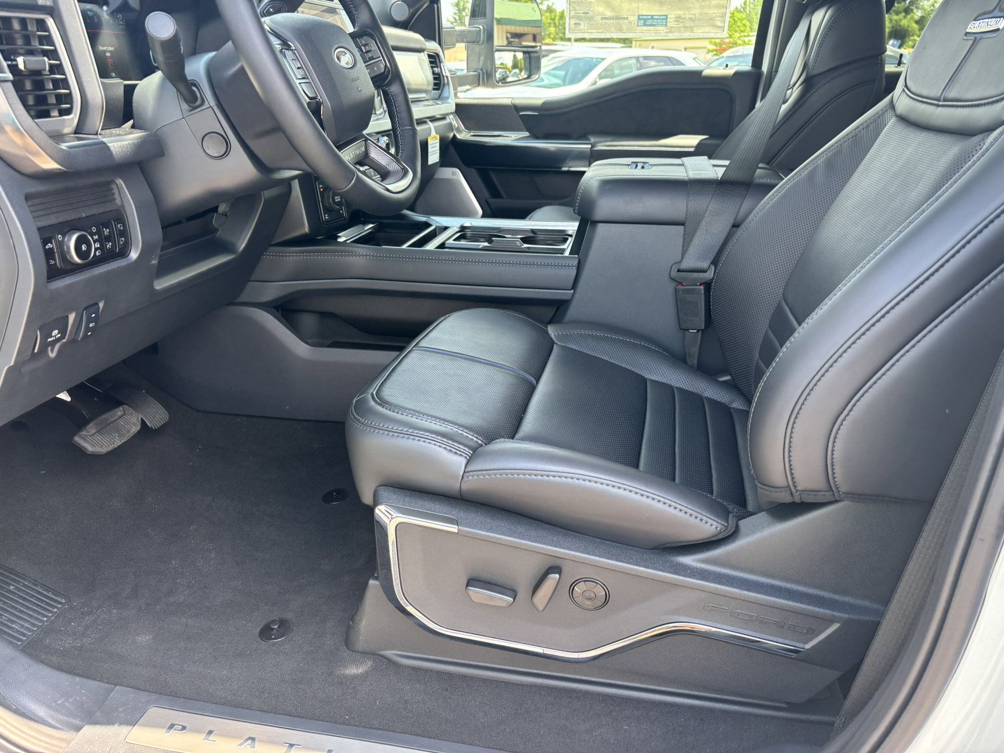 2025 Ford F-250 Super Duty Platinum - Photo 17