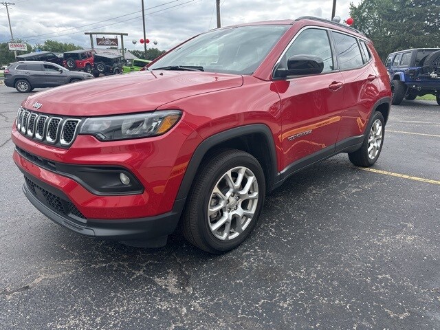 2023 Jeep Compass Latitude Lux photo 3