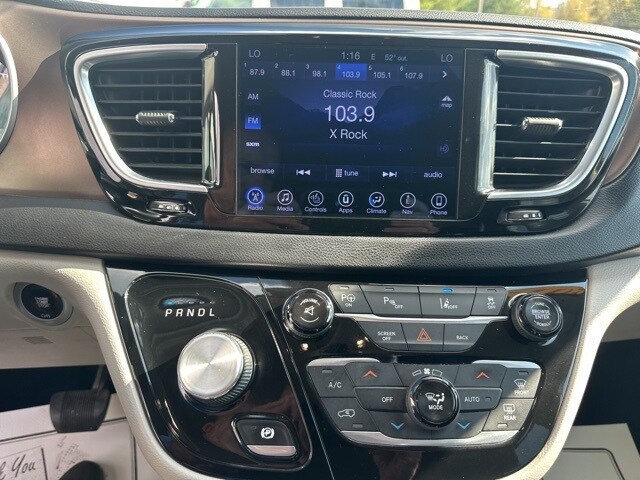 2017 Chrysler Pacifica Touring Plus photo 3