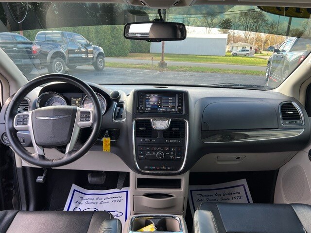 2016 Chrysler Town & Country Touring photo 3