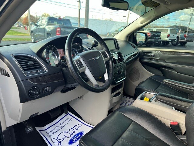 2016 Chrysler Town & Country Touring photo 4