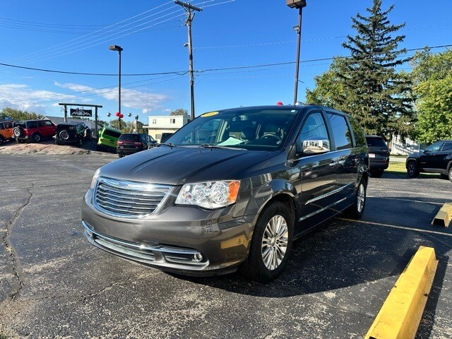 2016 Chrysler Town & Country photo 2